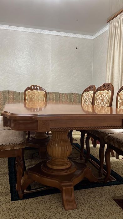 Стол со стульями из дерево