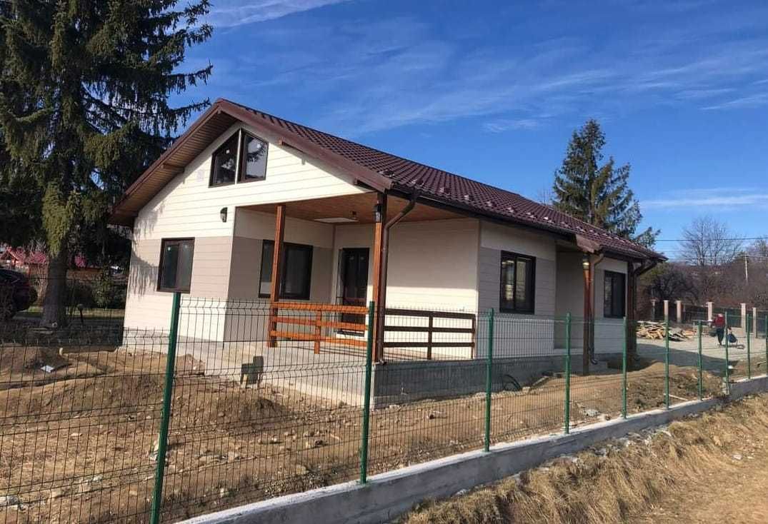 Casa din panouri sandwich pe structura metalica si lemn de vanzare