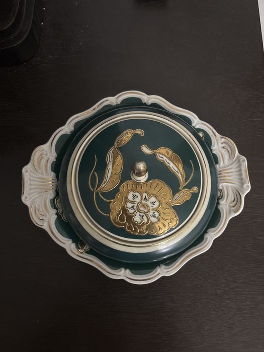 Прекрасен порцеланов експонат „Hand‑Relief Olga“ от Rosenthal Германия