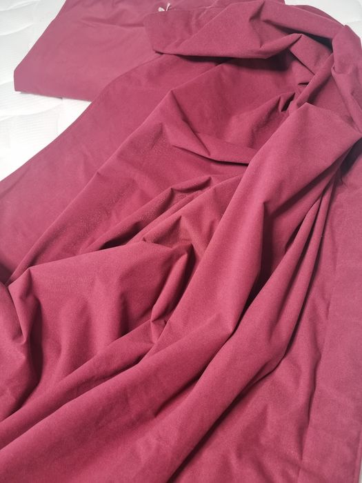 Vând doua draperi de culoare burgundy