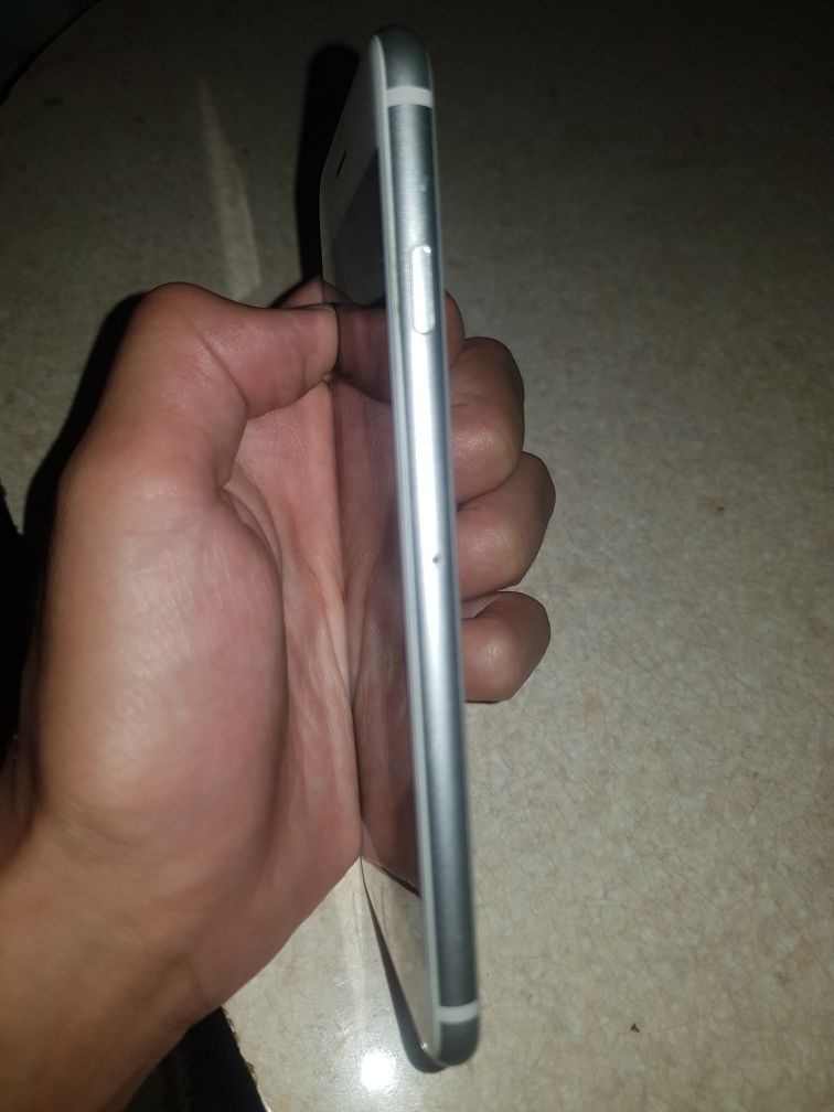 iPhone 8 . 128 gb