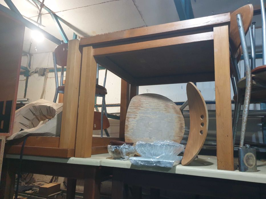 Дървени маси и столове