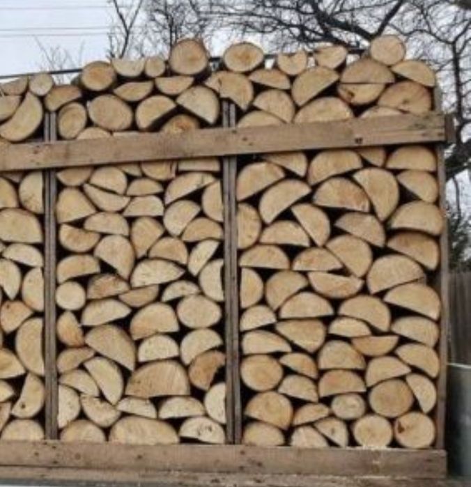 Lemne de foc tăiate și sparte