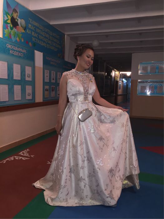 Продам бальное платье из парчи