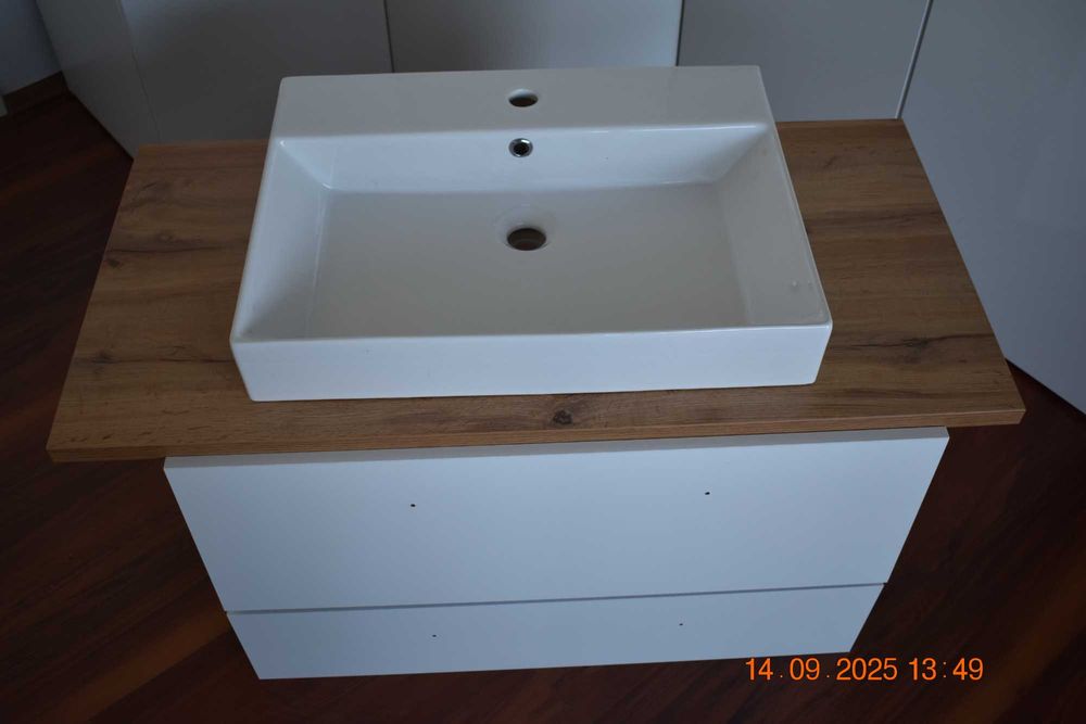 set lavoar baie nefolosit cu dulapior pentru perete