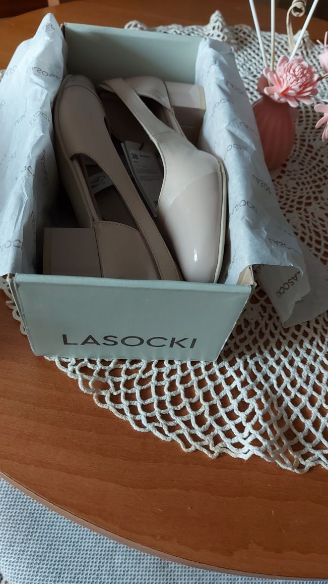 Нови обувки Lasocki номер38  новии