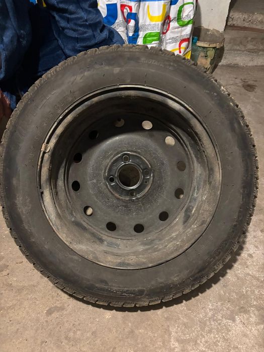 Vând 2 cauciucuri Logan