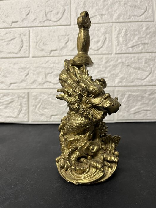 Бронзова фигура на меча на краля на драконите-Курикара