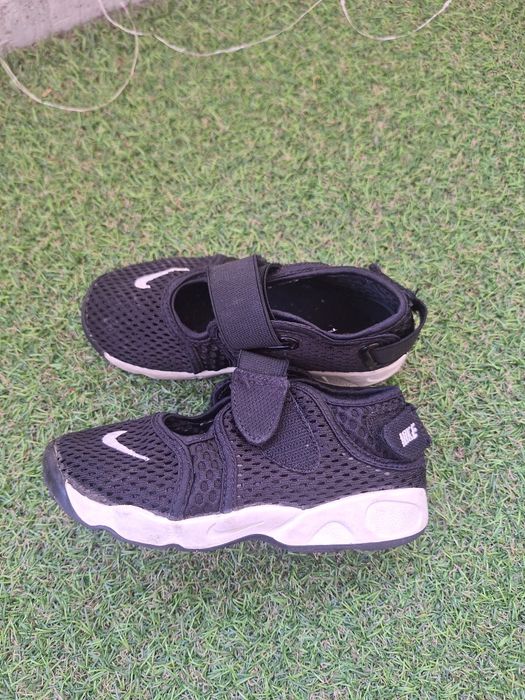 Adidasi Nike tip sandaluta