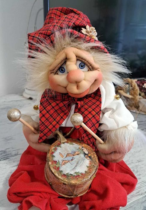 Гном в коледни цветове