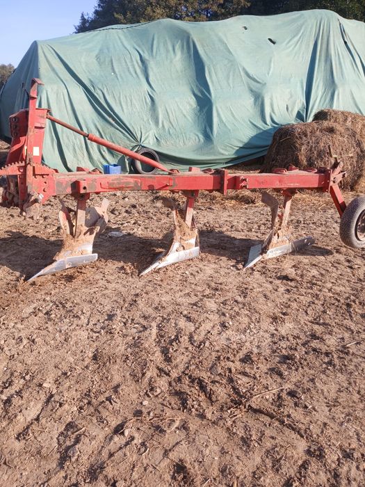 Vând. plug Krone cu trei trupițe