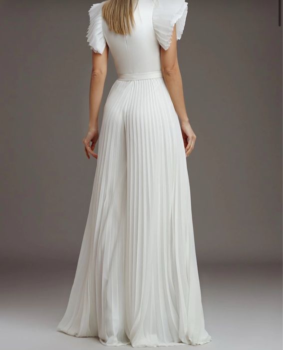 Salopeta alba din voal plisat cu decolteu adanc