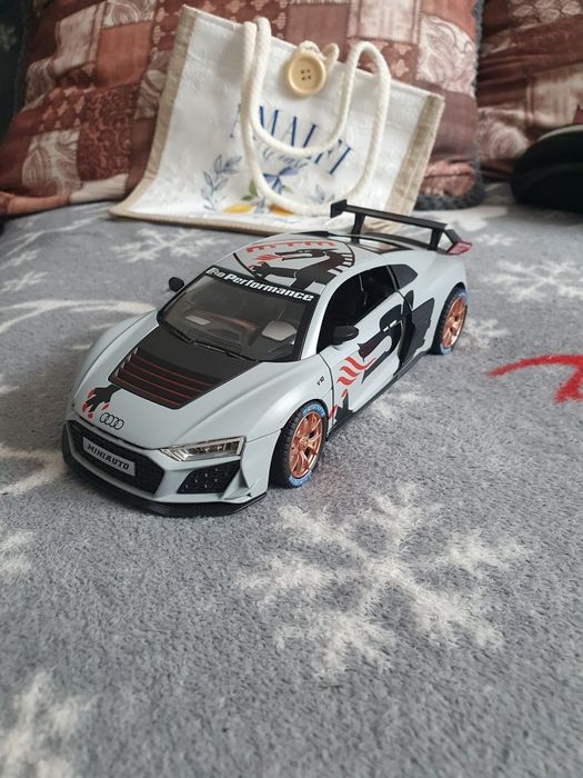 Macheta metalica audi r8 scara 1:24 noua