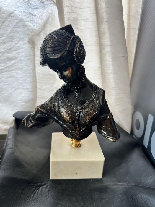 Bust  Antic Victorian feminin din rasina turnat model Madame de vara s