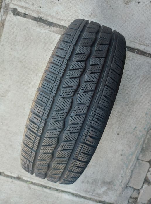 O bucată 235/65 R16C M+S iarnă - una Michelin Hankook