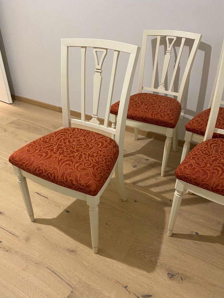 Vând masa cu 4 scaune din lemn masiv noua