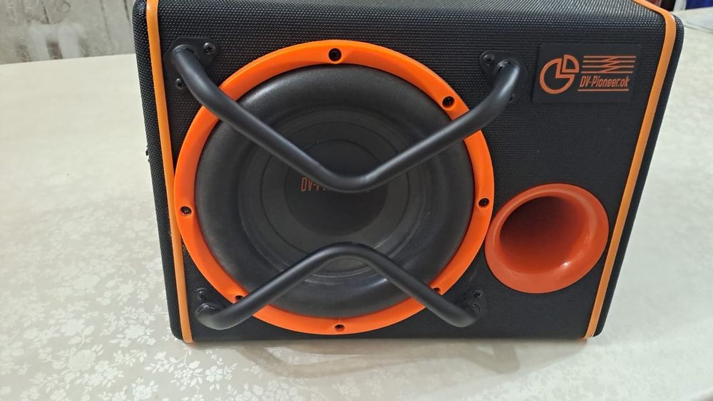 Автомобильный активный сабвуфер