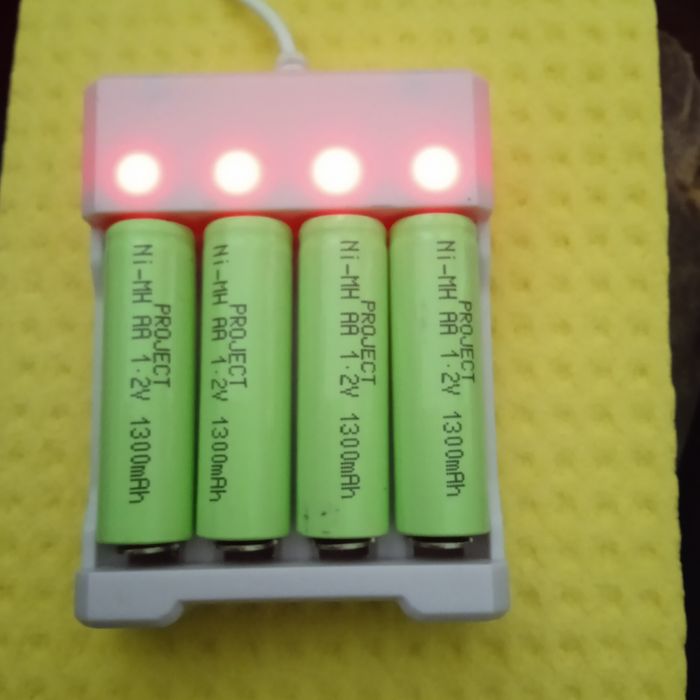 USB 4 слота Зарядно устройство за бързо зареждане на батерии AAA и AA