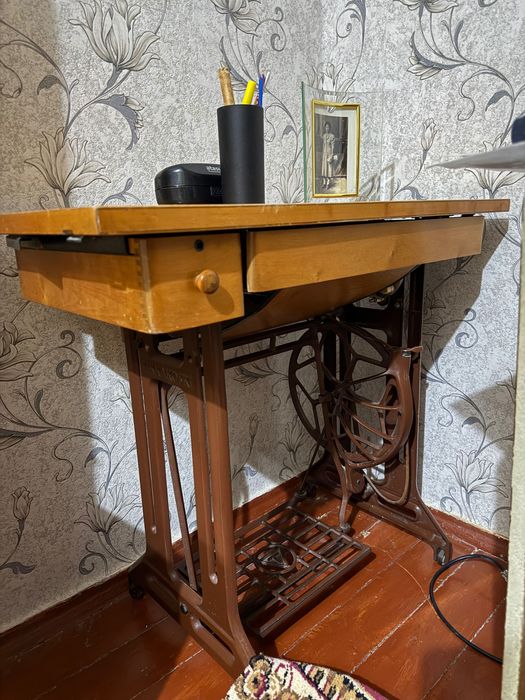 Антикварная швейная машинка