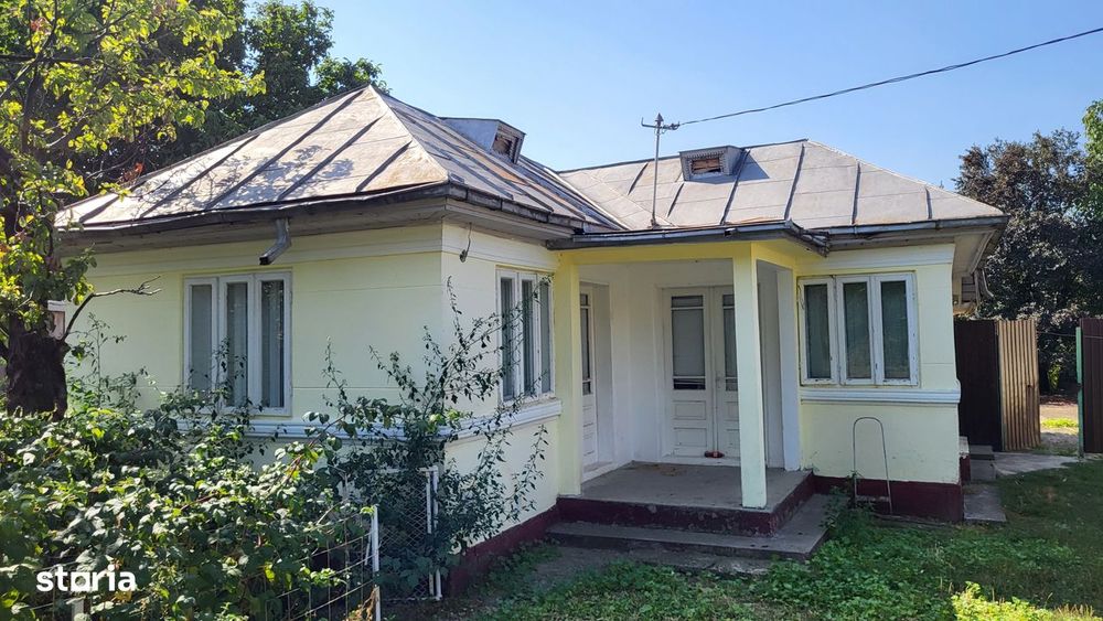 Casă de vânzare în mediul rural – liniște, natură și confort