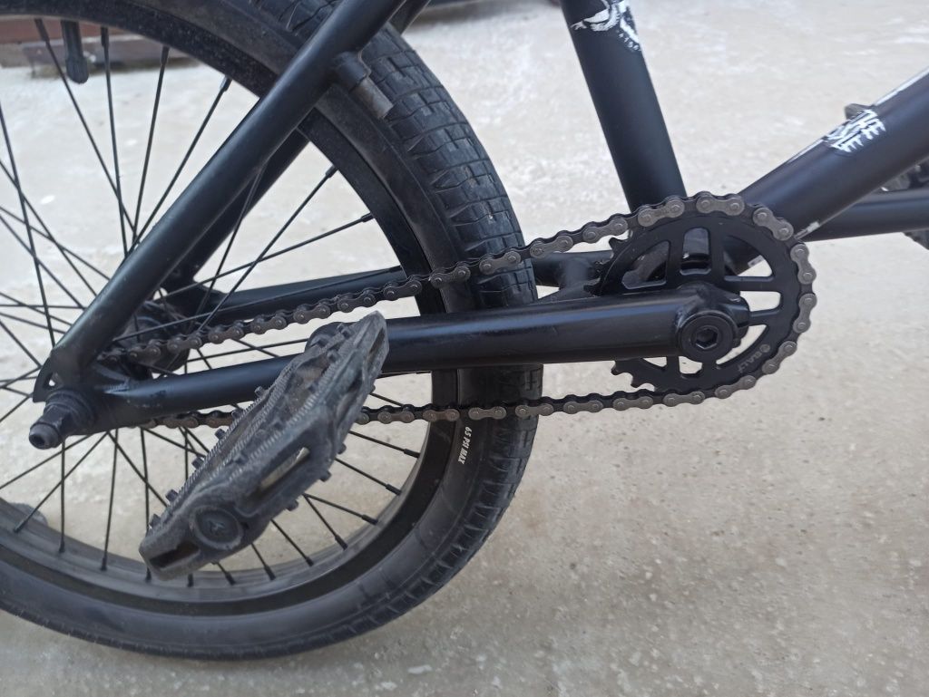 Bicicleta BMX super echipata