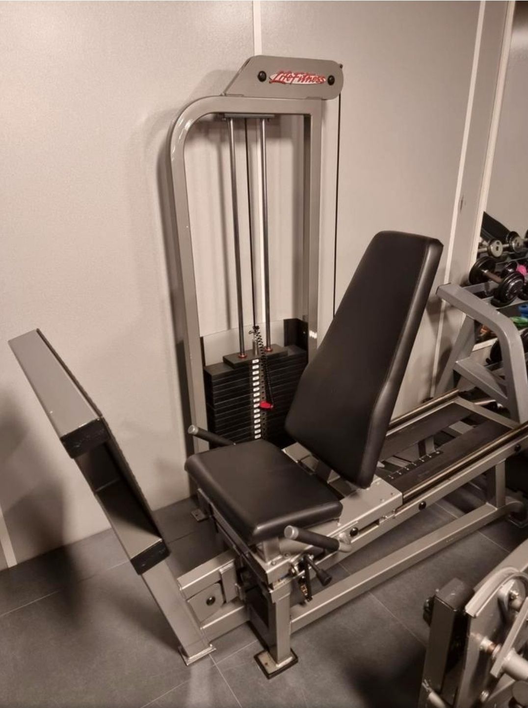 Фитнес уреди life fitness leg press лег преса