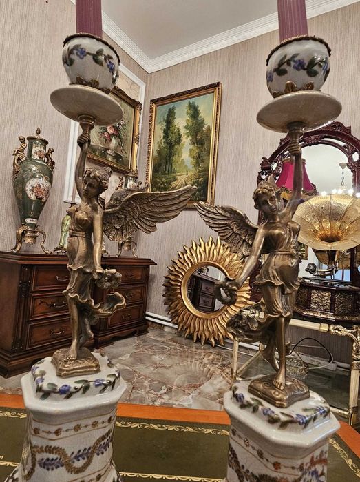 Pereche de sfesnice din portelan si bronz.