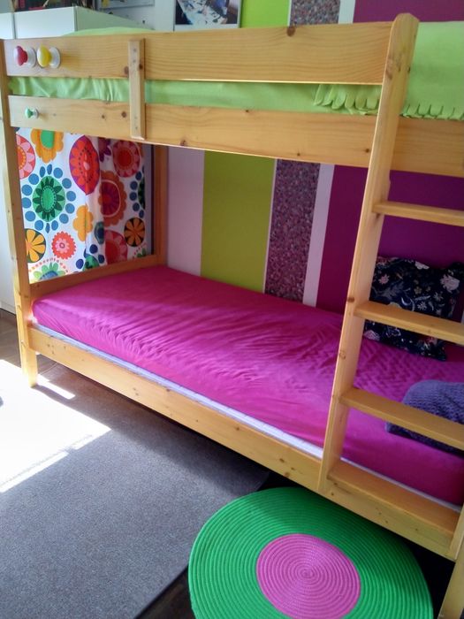 Paturi suprapuse, lemn natur, stare impecabilă, lung 2 m, lat 90 cm.