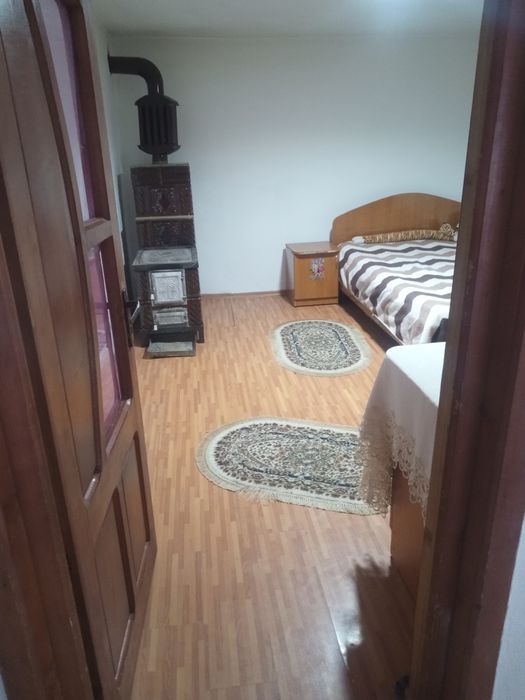 Vând casa la curte cu toate utilitățile