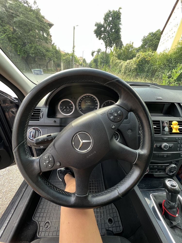 Продавам Mercedes-Benz C 220