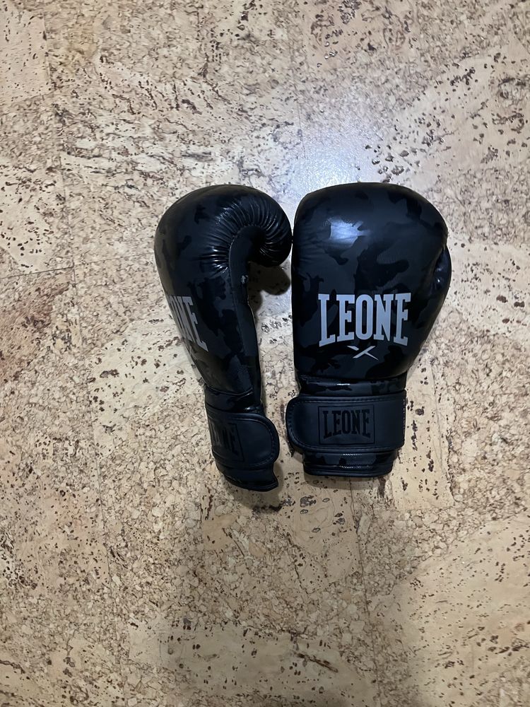 Боксови ръкавици Leone