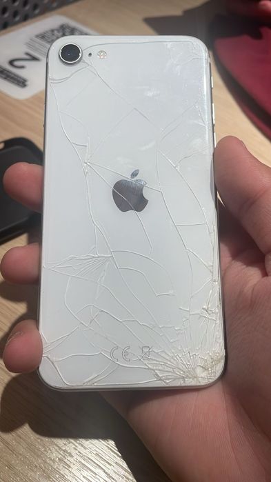 Продам Айфон SE