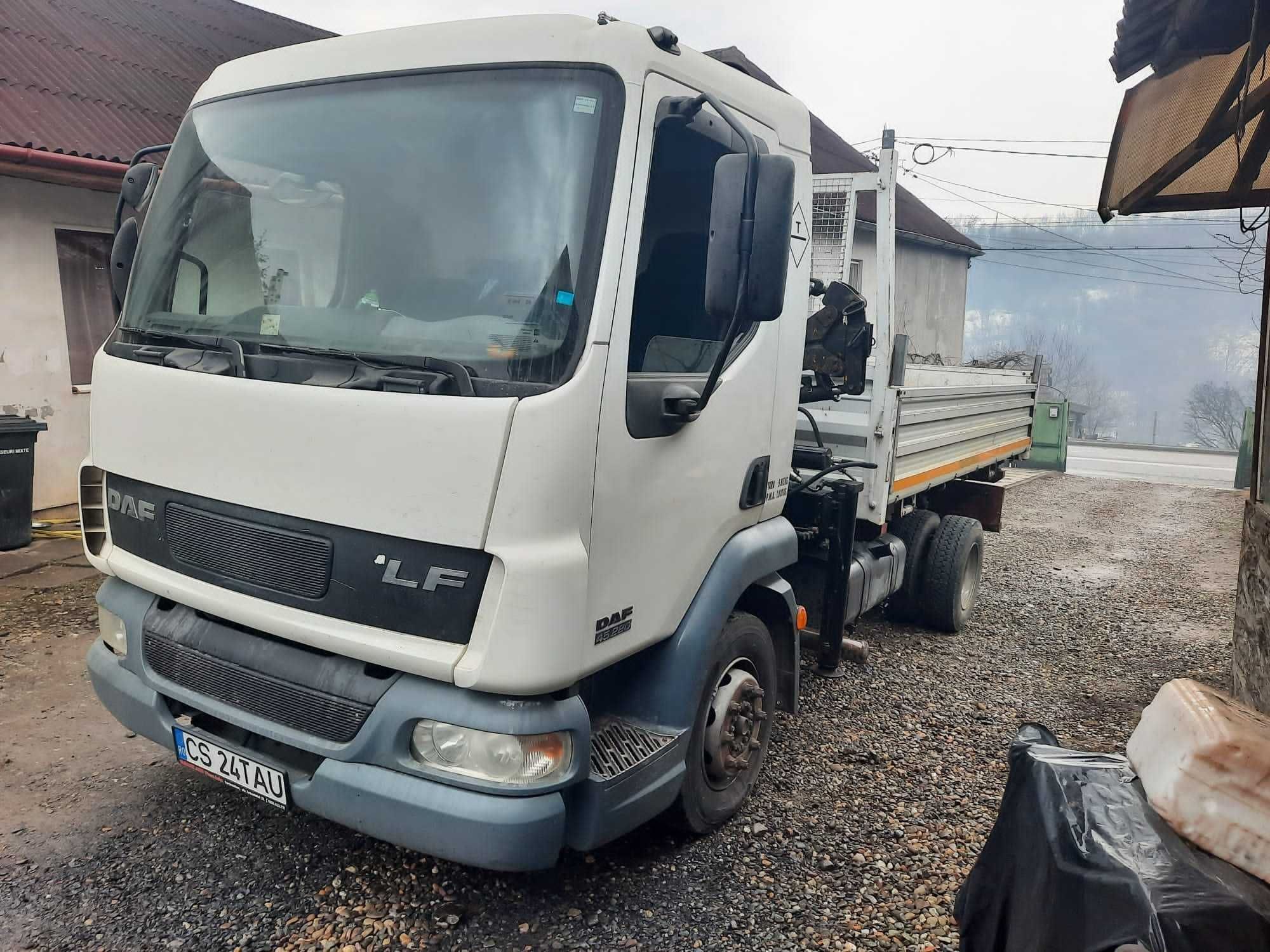 Vand autobasculanta Daf 55 cu macara