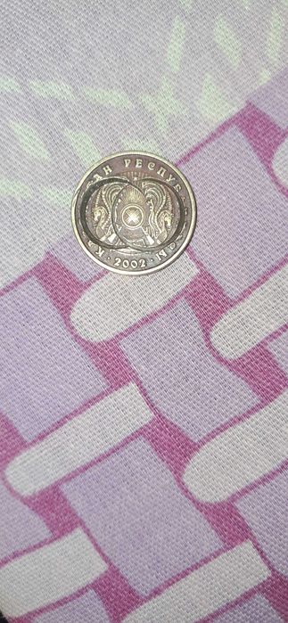 5 тенге 2002 года брак чеканки на гербе