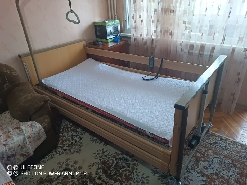 Болнично легло с повдигащ механизъм