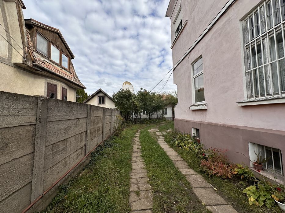 Vand cota 1/2 din casa zona ultracentrala