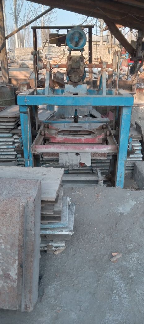 Shlakablok stanok sotiladi