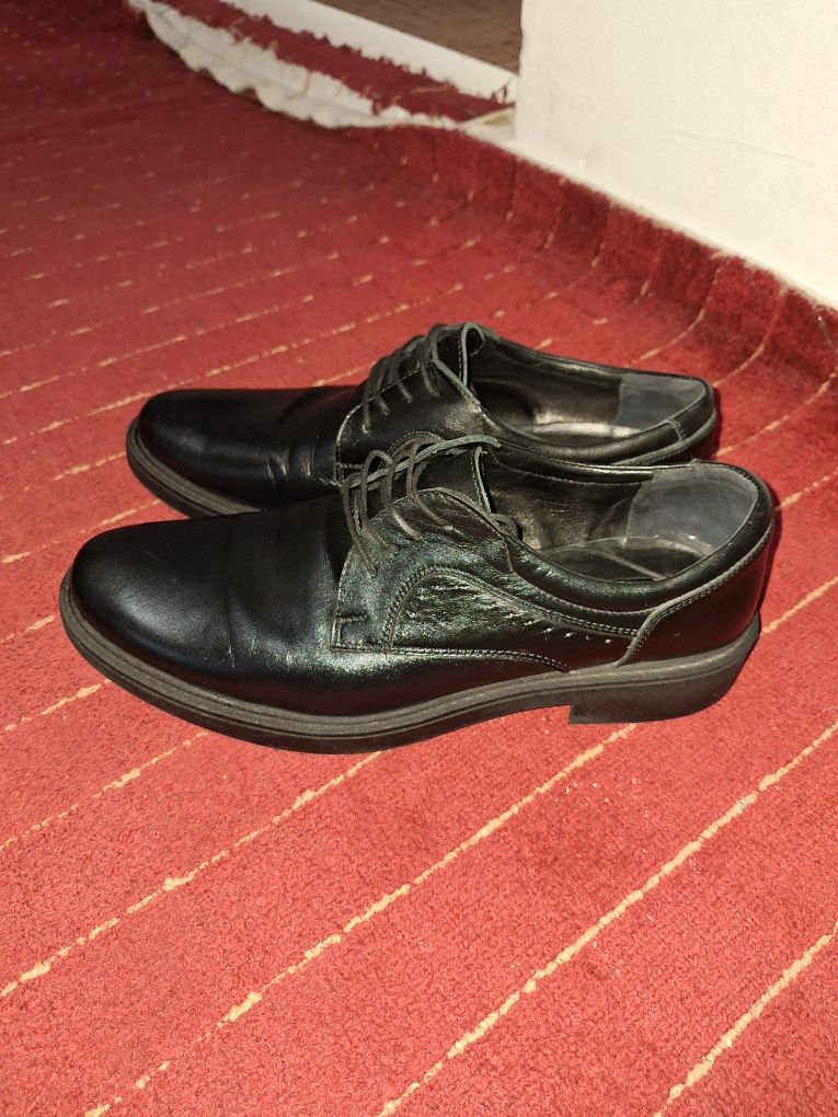 De vanzare pantofi marimea 42