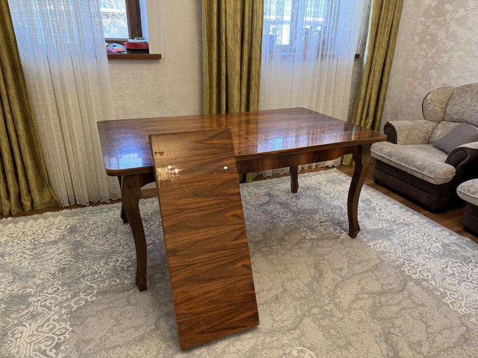 Стол для гостей большой
