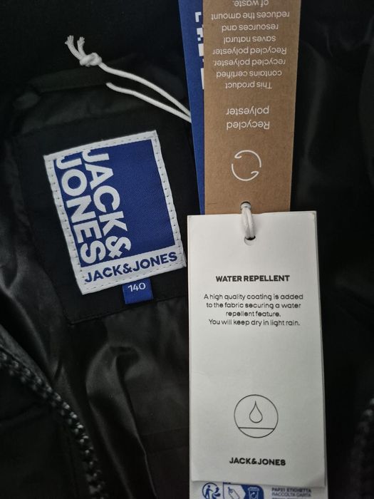Vand jacheta baieti jack&jones noua cu eticheta