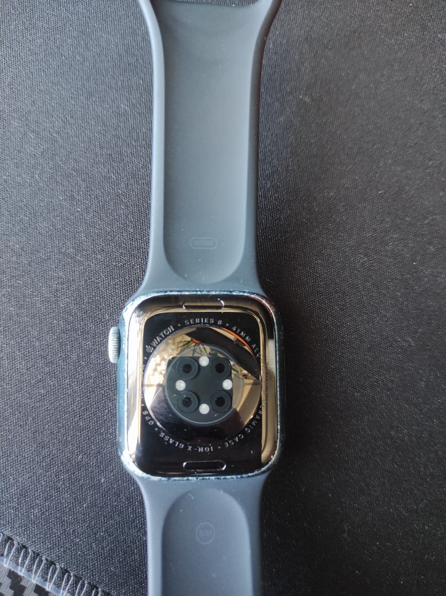 Apple watch 8  .
