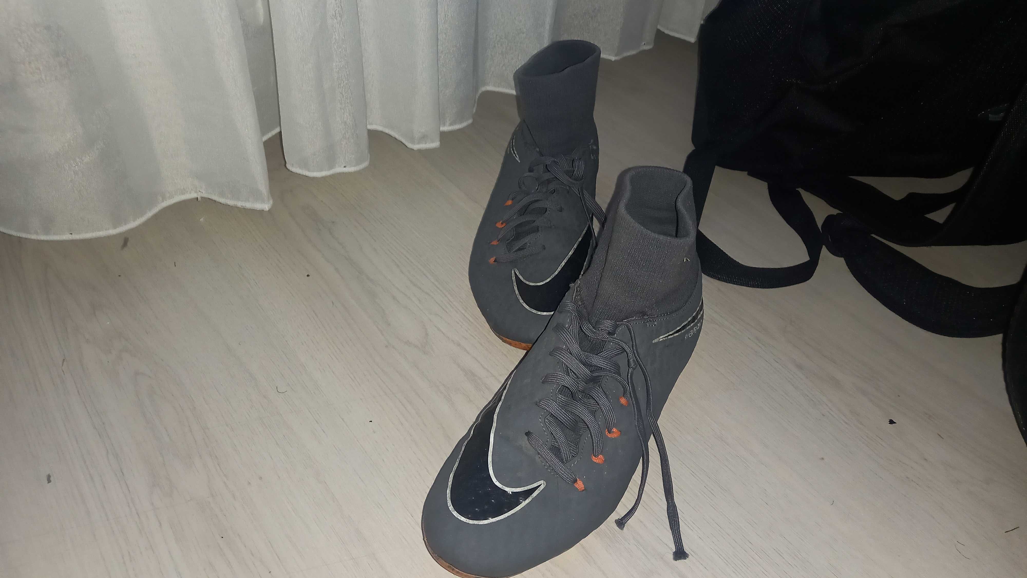 ghete fotbal nike hypervenom