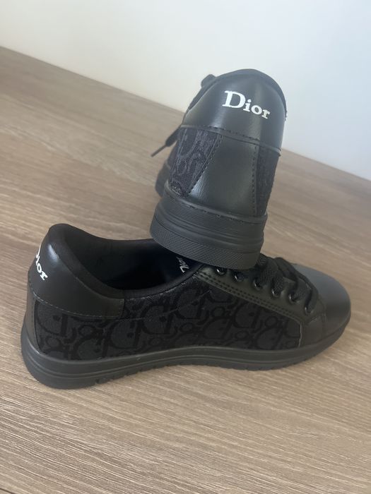 Adidasi. Marca Dior