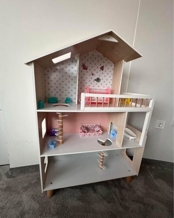 Дървена къщичка за кукли