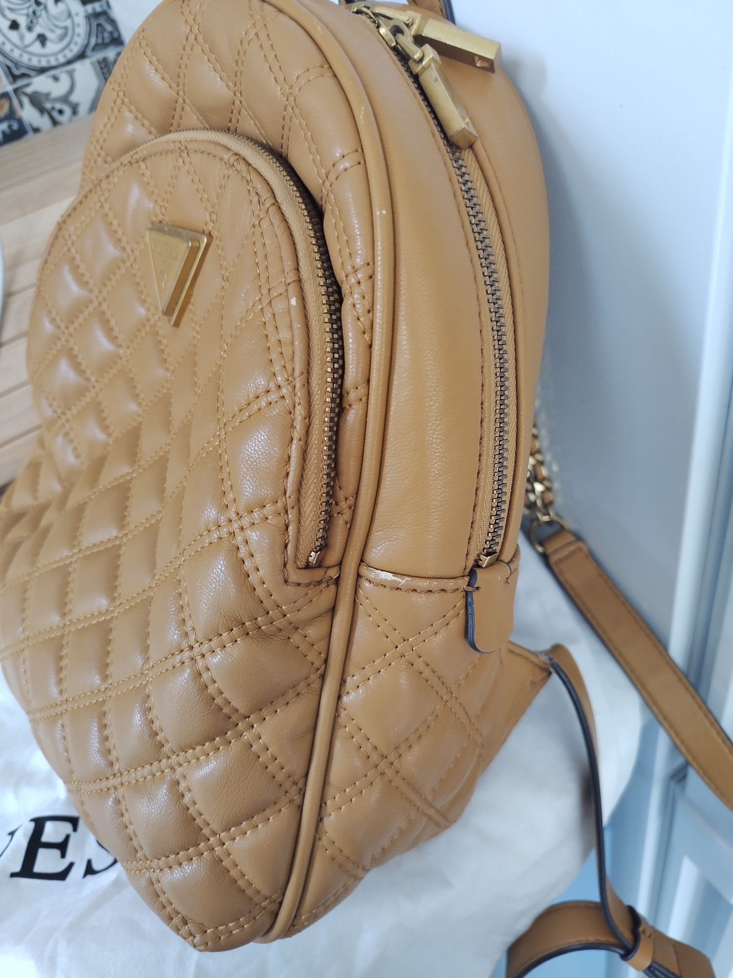 Раница на марката Guess
