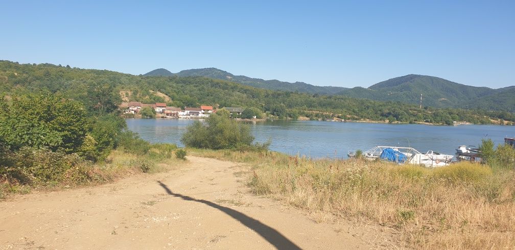 Vand teren intravilan curți construcții, cu ieșire la Dunăre
