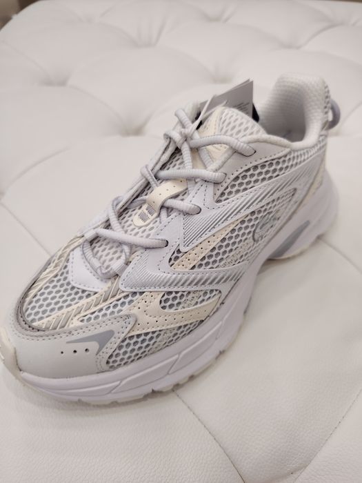 Adidasi noi cu eticheta