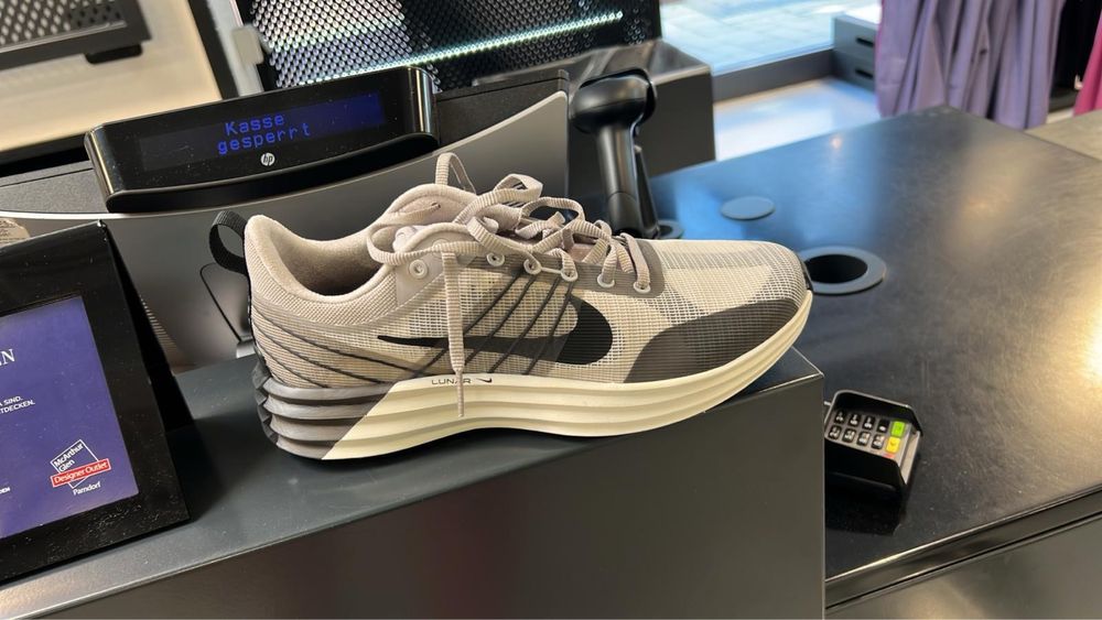 Adidasi Nike lunar roam