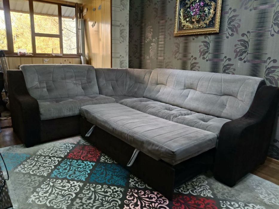 Продаю диван. В нормальном состояние. По вопросам звоните.