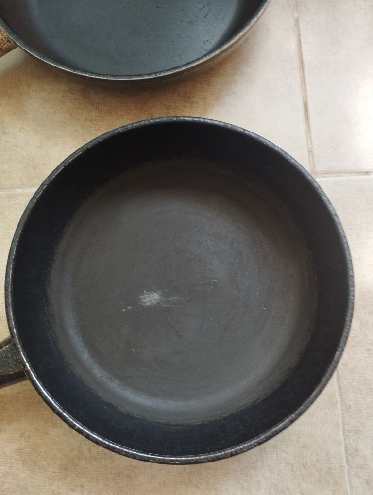 2 tigăi ceramică/55 lei ambele